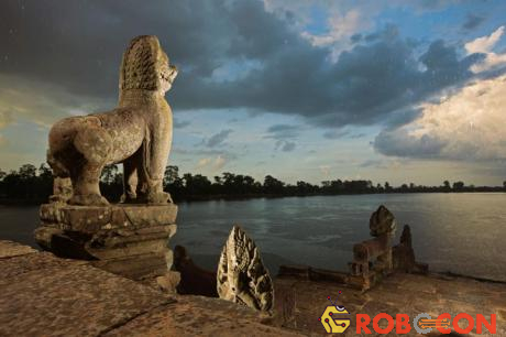 Nước và sự kiểm soát nước cũng đóng vai trò tôn giáo trong xã hội Angkor. Nước gắn chặt với quyền lực của nhà vua.
