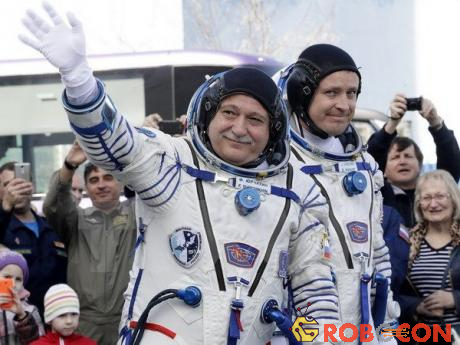 Tàu Soyuz MS-04 chở theo nhà du hành người Nga Fedor Yurchikhin (trái) và nhà du hành Mỹ David Fisher (phải) cùng 70kg hàng hóa.