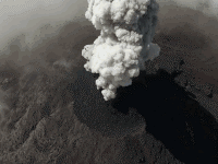 Cảnh tượng núi lửa phun trào tuyệt đẹp được ghi lại nhờ drone. 