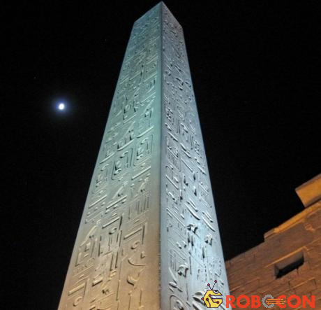 Một trong các tượng đài nổi tiếng nhất hiện vẫn nằm tại lối vào đền thờ Luxor.