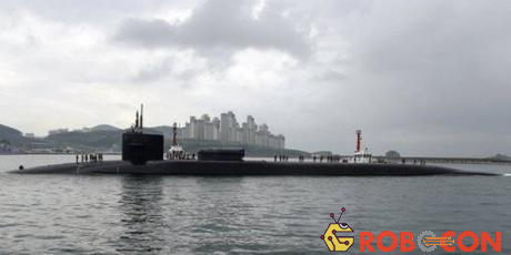 Tàu USS Michigan cập cảng Busan.