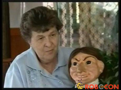 Búp bê Letta xuất hiện trên truyền hình cùng vợ của Kerry