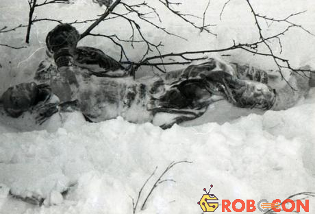 Một xác chết bị vùi trong tuyết lạnh.