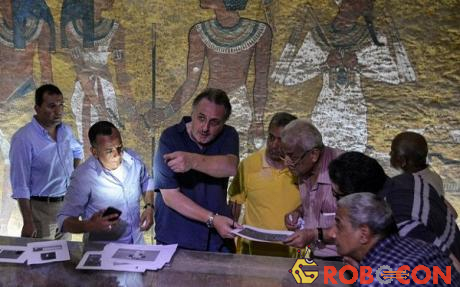 Nhà khảo cổ học người Anh Reeves (thứ ba từ trái sang), trao đổi với đồng nghiệp trong lăng mộ vua Tutankhamun.