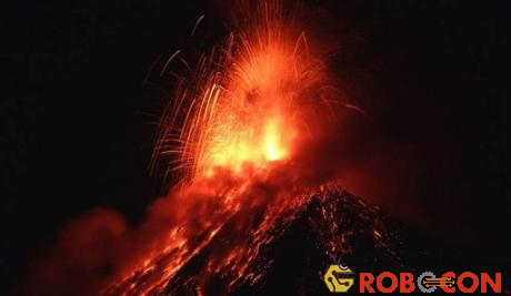 Núi lửa Volcano of Fire phun trào tại Alotenango thuộc Sacatepequez, Guatemala ngày 25/1.
