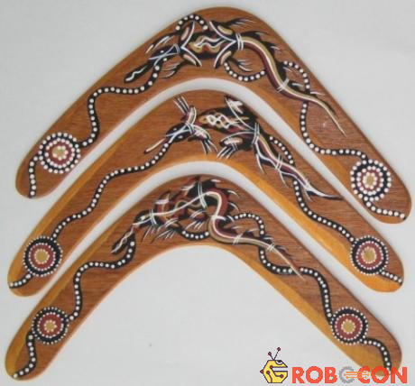 Boomerang thường được làm bằng gỗ cứng.