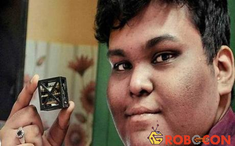 Rifath Shaarook, cậu học sinh 18 tuổi, đã thiết kế được vệ tinh nhẹ nhất thế giới.