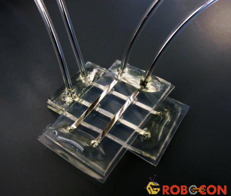 Một nguyên mẫu memristor làm từ nhôm oxit và Titan oxit.