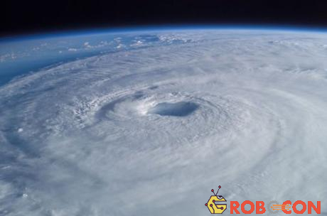 Giống hệt như vỏ ốc, bão nhiệt đới thường có dạng xoắn ốc vàng.
