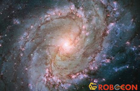 Thiên hà Messier 83, cách Trái Đất 15 triệu năm ánh sáng, có hình dạng giống hệt với Đường xoắn ốc vàng.