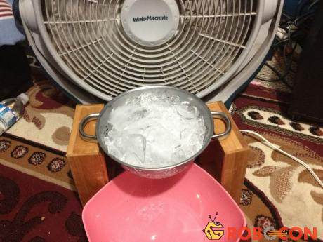Đặt bát nước đá trước quạt để hơi lạnh tỏa ra khắp phòng.