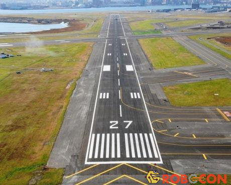 Nhiều sân bay lớn có các đường băng song song nên cần đánh số cụ thể hơn.