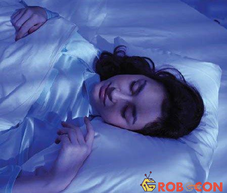 Làm lạnh phòng trước khi ngủ giúp người dùng có cảm giác thoải mái và dễ ngủ hơn.
