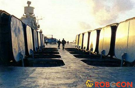Các ống phóng P-700 trên boong tàu sân bay Đô đốc Kuznetsov