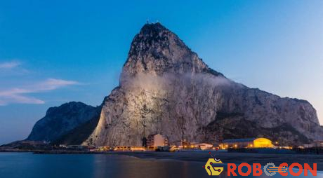 Anh quốc đã quản lý và khai thác tảng đá Gibraltar từ năm 1713 bởi nó nằm tại vị trí chiến lược quan trọng. 