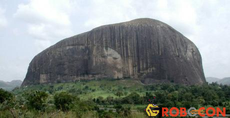 Tảng đá Zuma nằm cạnh cao tốc dẫn đến thủ đô Abuja của Nigeria.