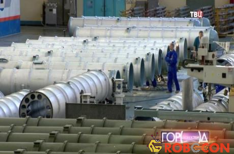 Trong ảnh là hàng chục ống chứa đạn tên lửa dành cho các tổ hợp S-300 và S-400