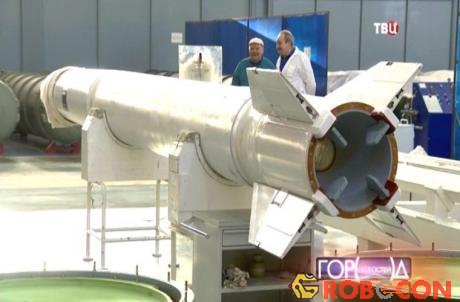 Cận cảnh một quả đạn tên lửa dành cho tổ hợp phòng không S-300 do Avangard chế tạo