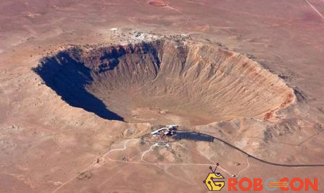 Miệng hố do một thiên thạch đường kính 50 m tạo ra ở Arizona, Mỹ cách đây 50.000 năm.