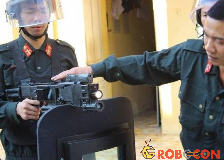 Súng bắn góc đã được trang bị cho lực lượng cảnh sát đặc nhiệm Việt Nam. 