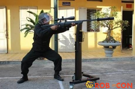 Một chiến sĩ thực hành sử dụng súng bắn tỉa với điểm tì là một khiên chắn đạn.