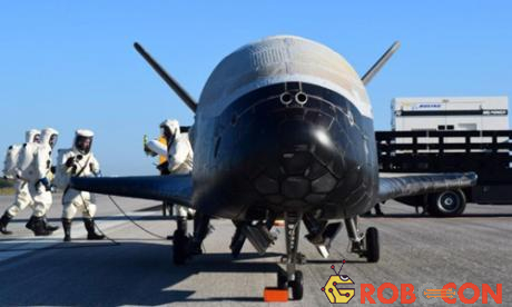 X-37B sau khi hạ cánh xuống Trung tâm Vũ trụ Kennedy sáng 7/5. Ảnh: USAF.