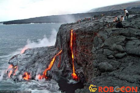 Núi lửa Mauna Loa ở Hawaii thường xuyên phun trào trong hơn 700.000 năm qua.