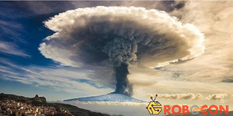Núi lửa Etna là một trong 3 núi lửa đang hoạt động ở Italy.