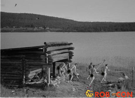 Phòng xông hơi ngay cạnh hồ, sau khi xông hơi chán, binh lính sẽ chạy thẳng xuống hồ tắm nước lạnh.
