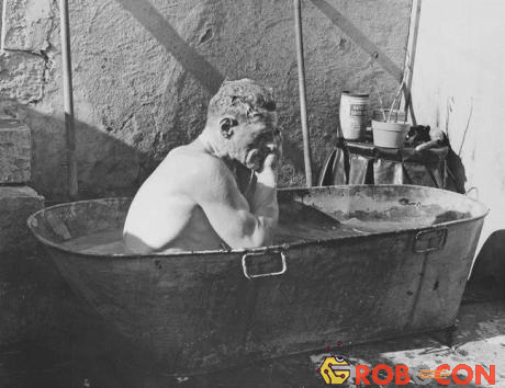 Bồn tắm bằng nhôm được vận chuyển ra chiến trường để dành riêng cho các sỹ quan chỉ huy sử dụng.