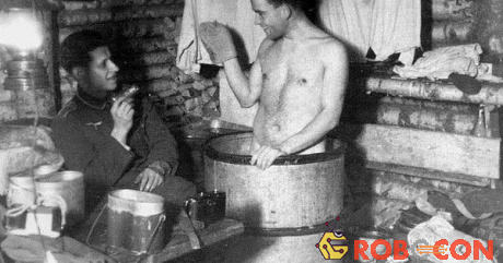 Binh lính trong Chiến tranh Thế giới 2 tắm như thế nào
