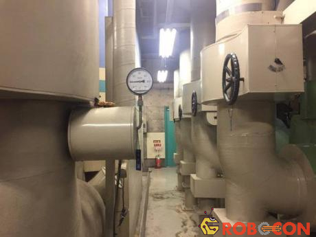 Trong nhà máy của DHC, gắn với những cỗ máy tạo hơi nước nhiệt độ cao và làm lạnh nước là những ống dẫn khổng lồ.