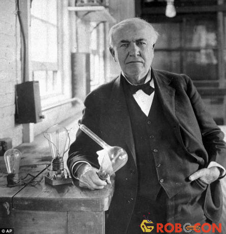 Thomas Edison cho ra đời bóng đèn điện đầu tiên tại phòng thí nghiệm ở New Jersey vào cuối những năm 1870.