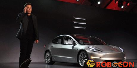 Elon Musk khi đang giới thiệu về Tesla Model 3.