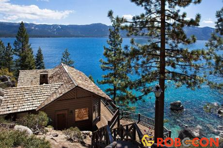 Năm 1951, hồ Tahoe là nơi diễn ra câu chuyện tình lãng mạn trên màn bạc của hai huyền thoại điện ảnh – Elizabeth Taylor và Montgomery Clift