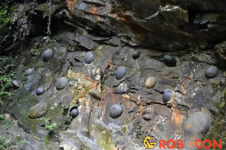 Những viên đá hình trứng thành hình trên vách đá.
