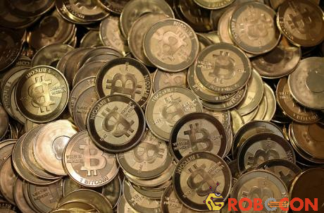 Trong văn bản công bố chi tiết về Bitcoin vào năm 2008, nhà kinh tế học/toán học/lập trình viên đã sáng tạo ra đồng tiền ảo này ký tên là 