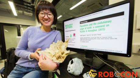 Nghiên cứu sinh Yuzhi Hu và mô hình 3D của hóa thạch cá 