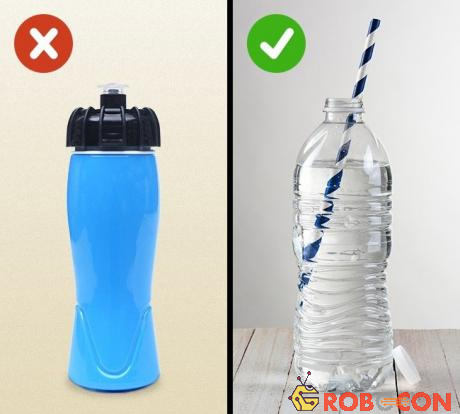 Uống nước từ một chai nhựa đã qua sử dụng có thể chứa một lượng vi khuẩn tương đương với đồ chơi của chó