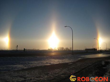 Mặt trời giả rực rỡ trên Fargo, Bắc Dakota, Mỹ.