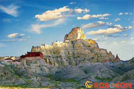 Tàn tích của vương quốc Guge nằm trên một ngọn núi ở làng Zhabran