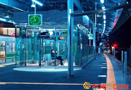 Chính phủ Nhật Bản đã lắp đèn có màu xanh da trời nhạt tại ga tàu điện chứ không phải đèn vàng hay trắng.