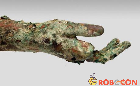 Cánh tay đồng đã bị ăn mòn được tìm thấy trong chiếc tàu chìm 2 thiên niên kỷ