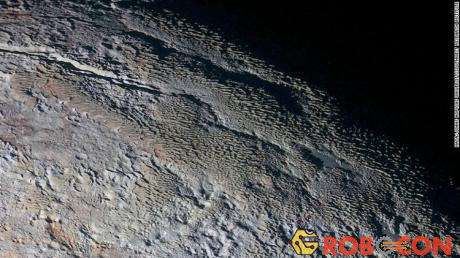 Một hình ảnh khác từ tàu New Horizons cho thấy bề mặt của Sao Diêm Vương với các rặng núi.