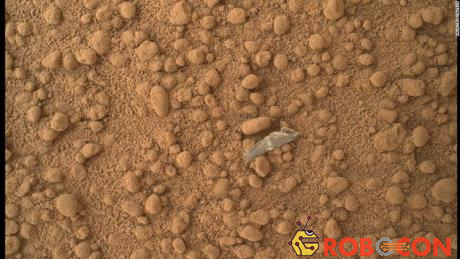 Trong ảnh, một mảnh vỡ của Curiosity rơi trên bề mặt Sao Hỏa.