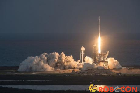 SpaceX mang theo vệ tinh cho Echostar và SES.