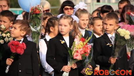 Học sinh tham dự lễ khai giảng tại Kiev.