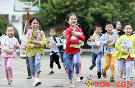Học sinh Trung Quốc vui mừng nhận sách trong ngày khai giảng. 