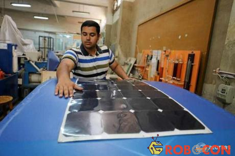 Bảng năng lượng mặt trời ở trần xe để sạc pin cho động cơ.