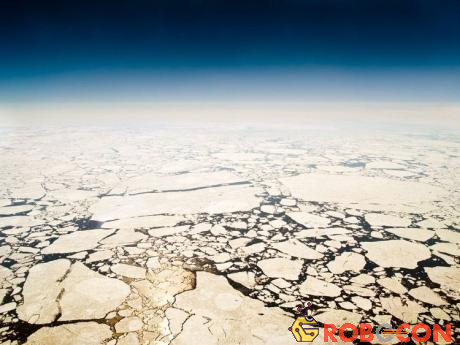 Các lỗ hổng và khe nứt trên băng có thể giải phóng khí methane từ Bắc Băng Dương vào khí quyển.